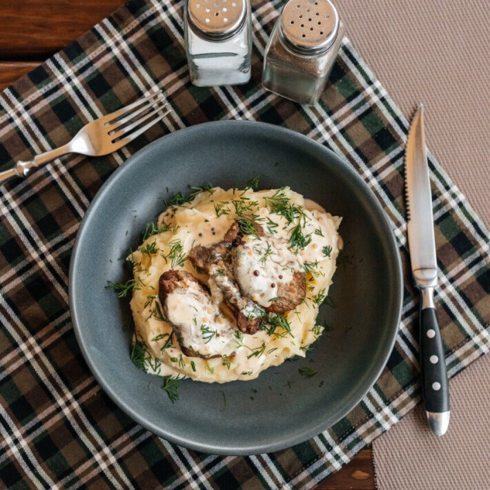 Свинина, томлёная в печи в сливочно-горчичном соусе с пюре