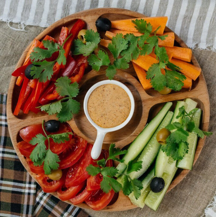 Доска свежих овощей с аджикой