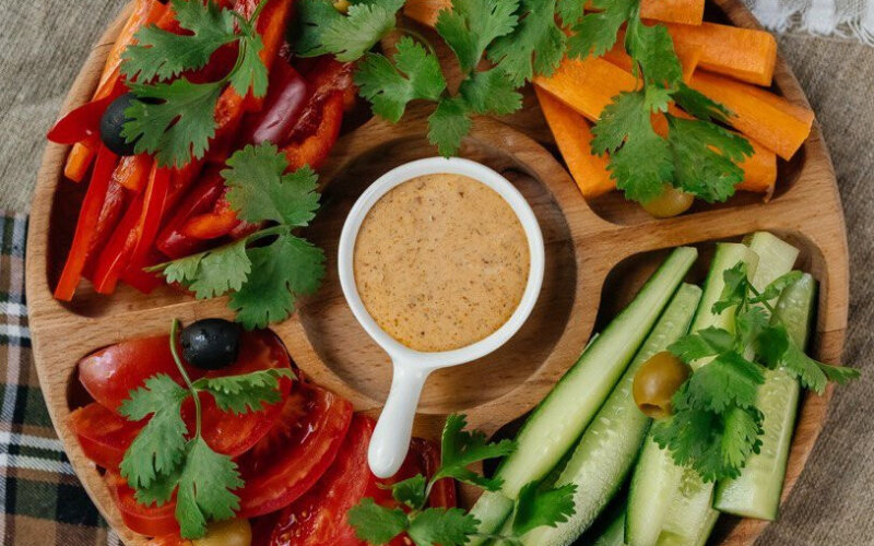 Доска свежих овощей с аджикой