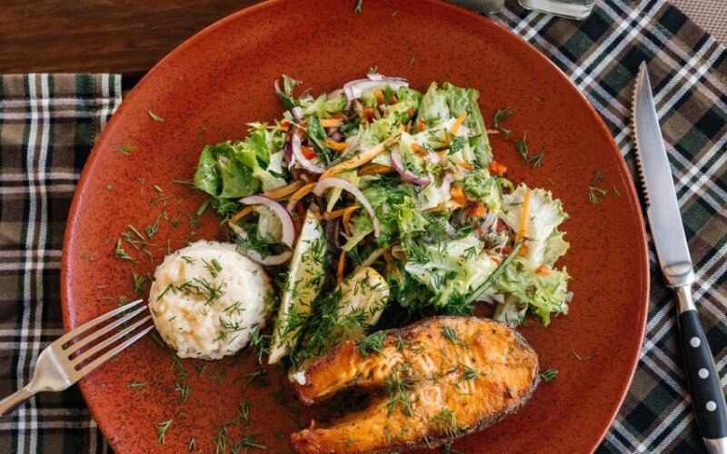 Стейк из сёмги со свежими овощами и рисом