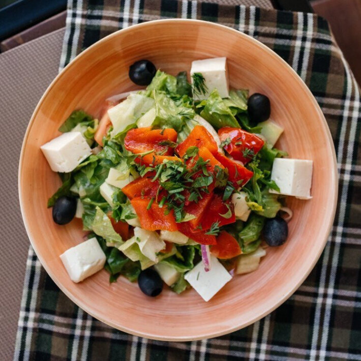 Салат с брынзой, помидорами, печёным перцем, маслинами и красным луком