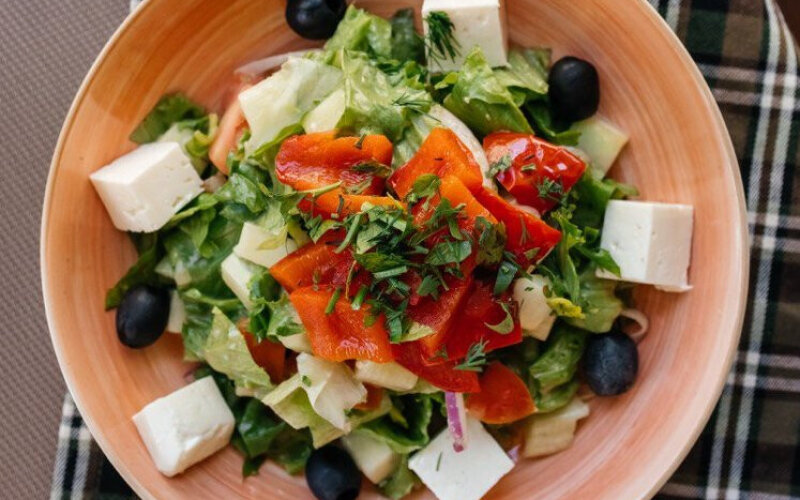 Салат с брынзой, помидорами, печёным перцем, маслинами и красным луком