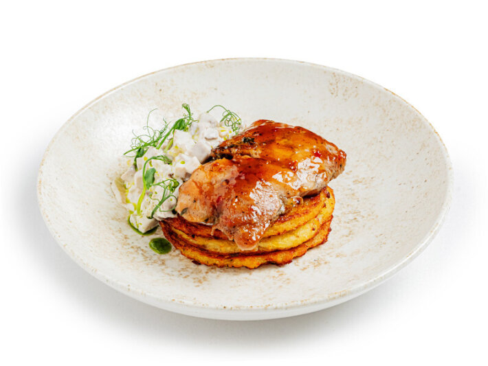 Драники с куриным бедром и грибным соусом