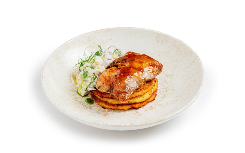 Драники с куриным бедром и грибным соусом