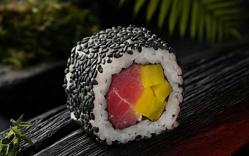 Ролл с тунцом и такуаном