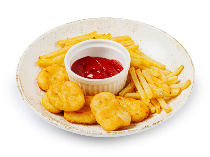 Картофель фри с наггетсами