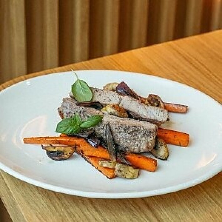 Котолетта с жареными грибами и морковью с томатным соусом