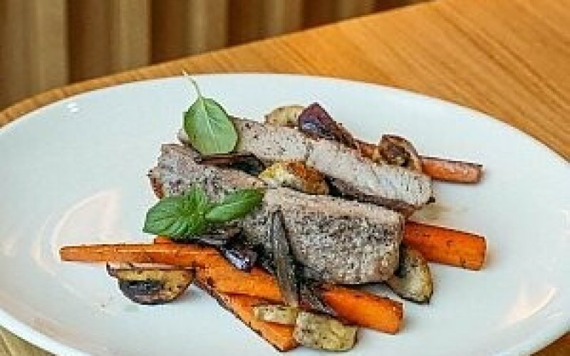 Котолетта с жареными грибами и морковью с томатным соусом