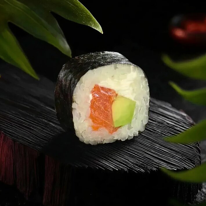 Ролл с лососем и авокадо