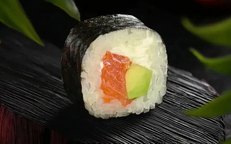 Ролл с лососем и авокадо