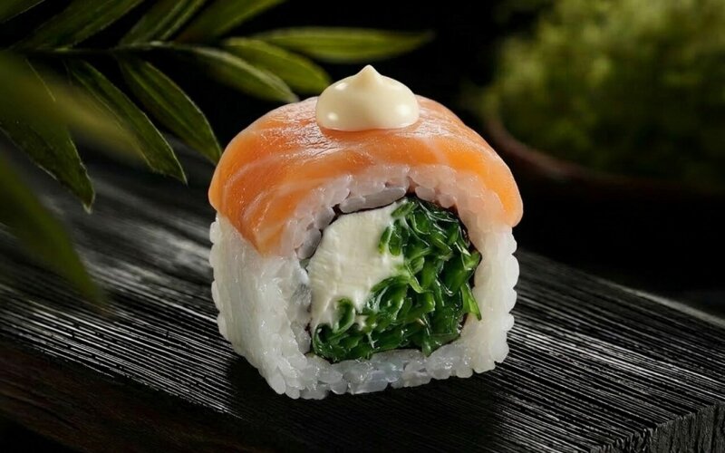 Ролл с лососем и чукой