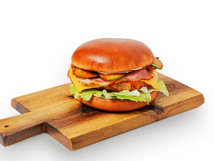 Бургер с куриным шницелем, беконом и соусом «Тартар»