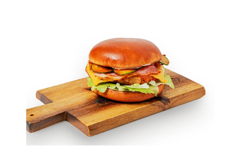 Бургер с куриным шницелем, беконом и соусом «Тартар»