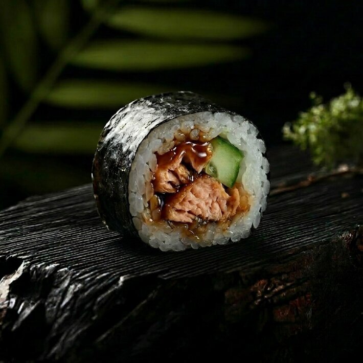 Ролл с жареным лососем