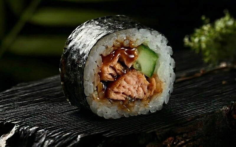 Ролл с жареным лососем