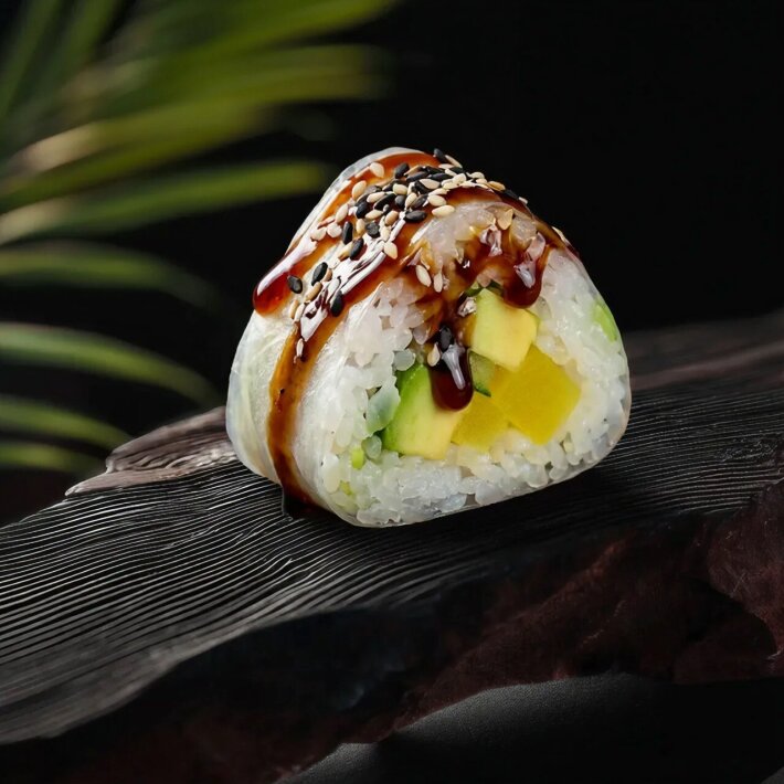 Ролл в рисовой бумаге с овощами