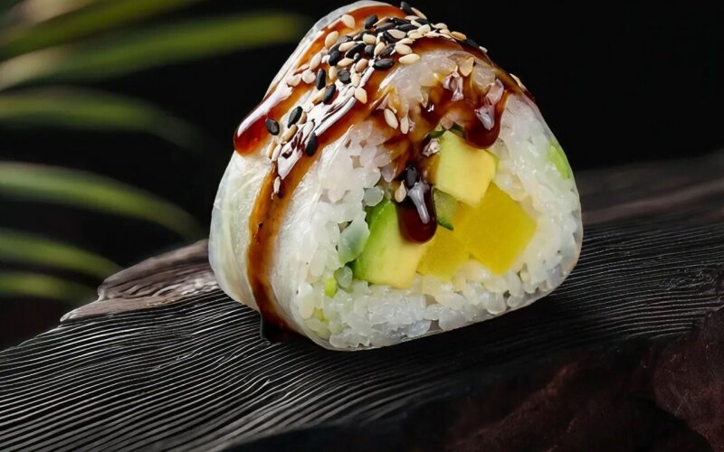 Ролл в рисовой бумаге с овощами