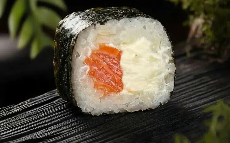 Ролл с лососем