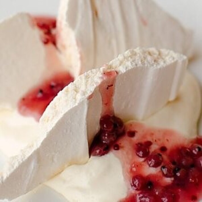 Десерт с меренгой, кули из красной смородины и ягодами