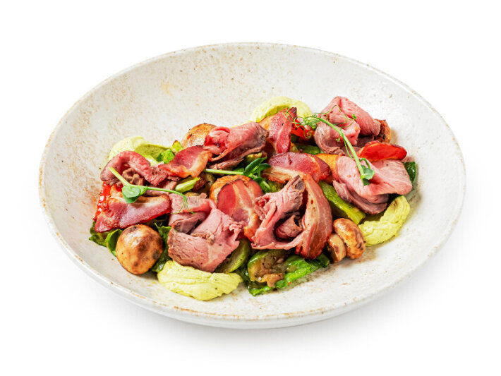 Теплый салат с ростбифом и сливочным сыром