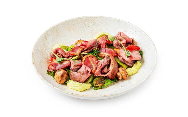 Теплый салат с ростбифом и сливочным сыром