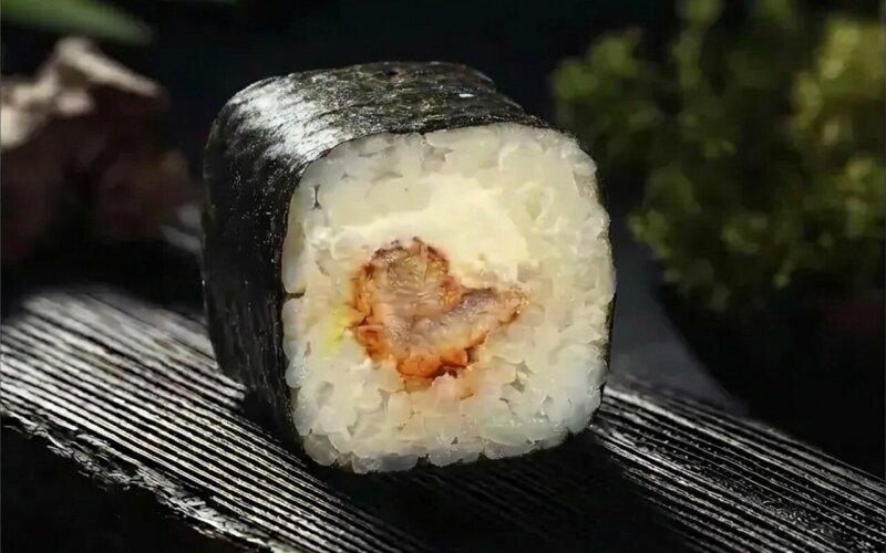 Ролл с угрём