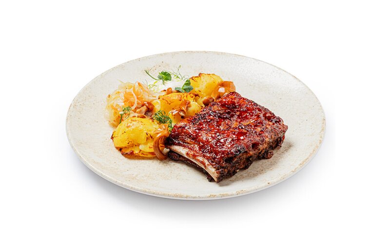 Ребрышки с мятым картофелем, соусом из хрена и опятами