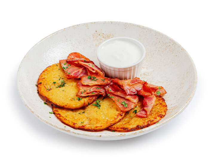 Драники с беконом и сметаной