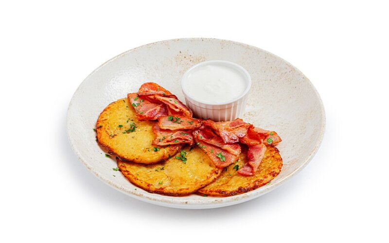 Драники с беконом и сметаной