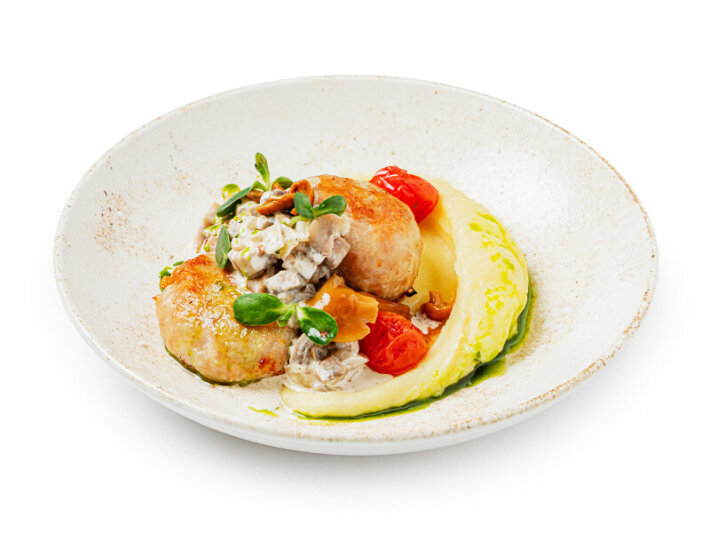 Куриные биточки с картофельным пюре и грибным соусом