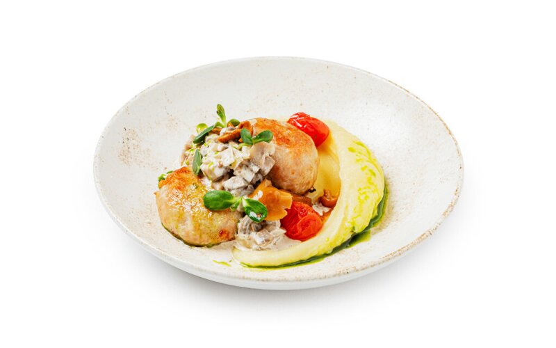 Куриные биточки с картофельным пюре и грибным соусом