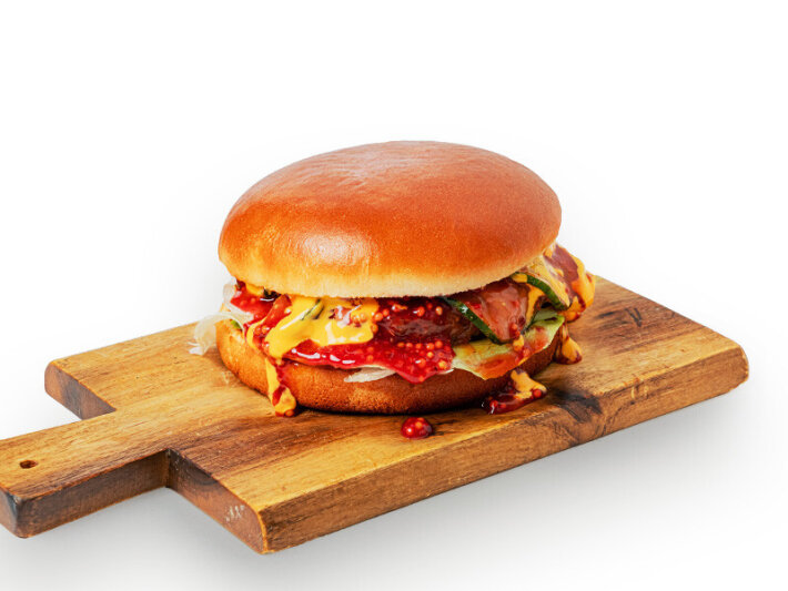 Бургер с говядиной, огурцами «Кимчи» и малиновой горчицей