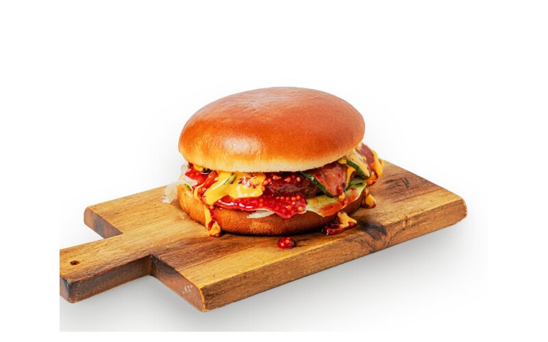 Бургер с говядиной, огурцами «Кимчи» и малиновой горчицей