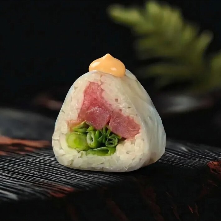 Ролл в рисовой бумаге с тунцом