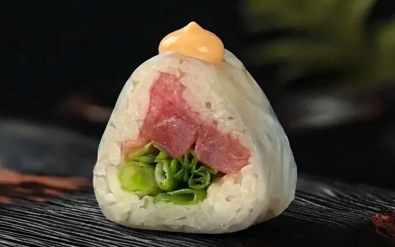 Ролл в рисовой бумаге с тунцом