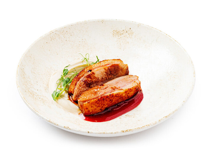 Утиное филе с пюре из корня сельдерея с ягодным канфи