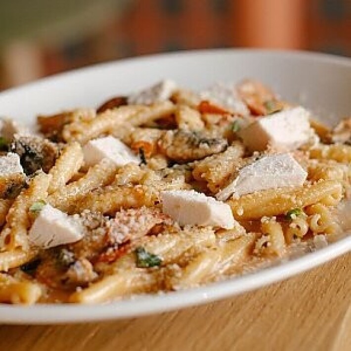 Паста «Казаречче-пеперони» с цыпленком и шампиньонами