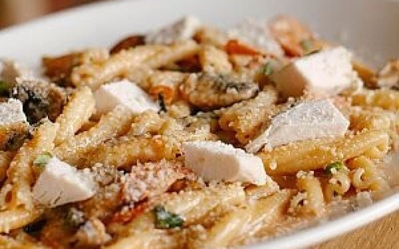 Паста «Казаречче-пеперони» с цыпленком и шампиньонами