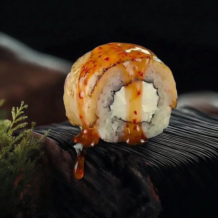 Ролл с опалённым окунем