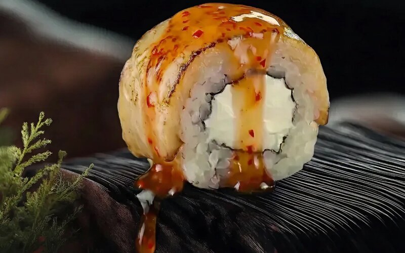 Ролл с опалённым окунем