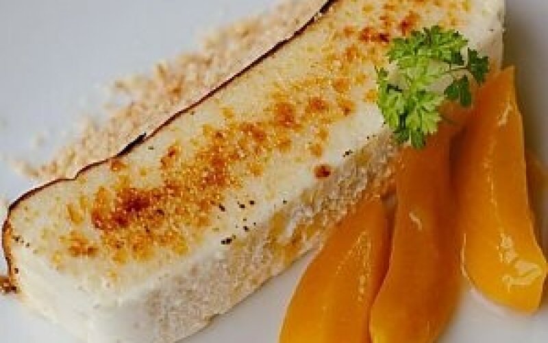 Чизкейк «Крем-брюле» с персиковым кули