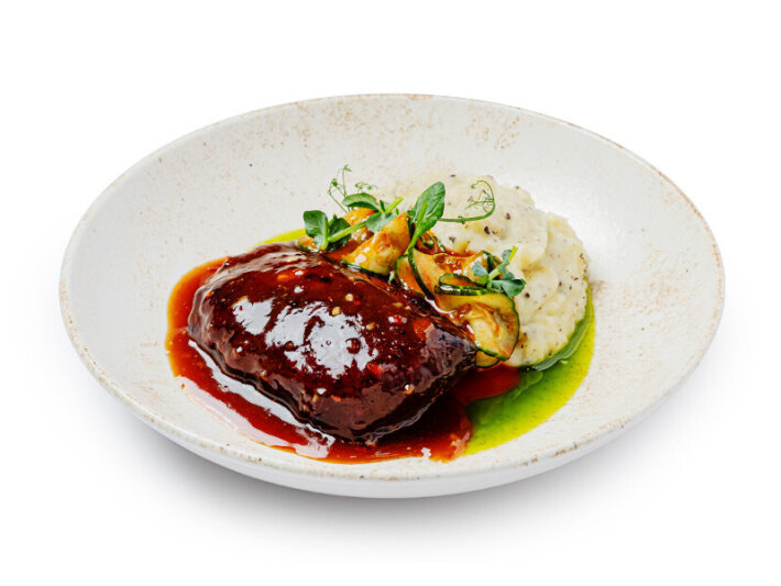 Стейк из говядины с трюфельным пюре и огурцами «Кимчи»