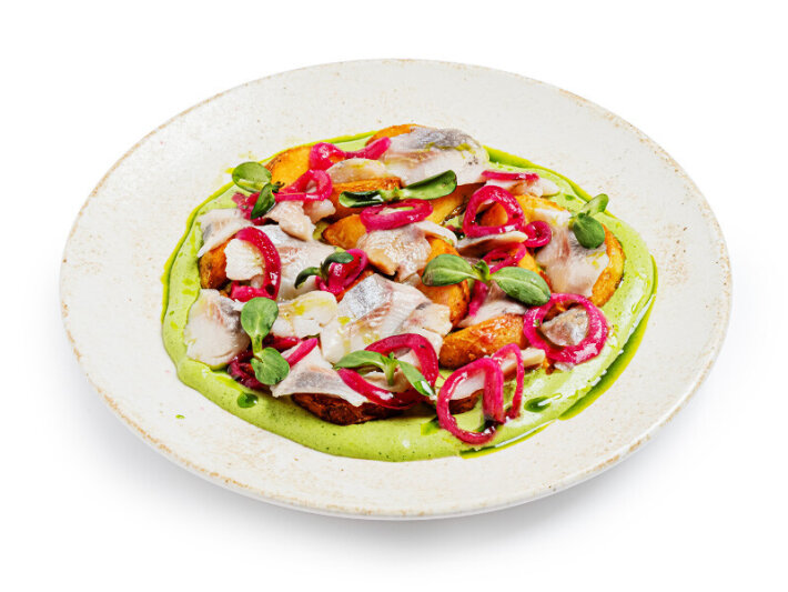 Сельдь с печеным картофелем, малиновым луком и провисной сметаной