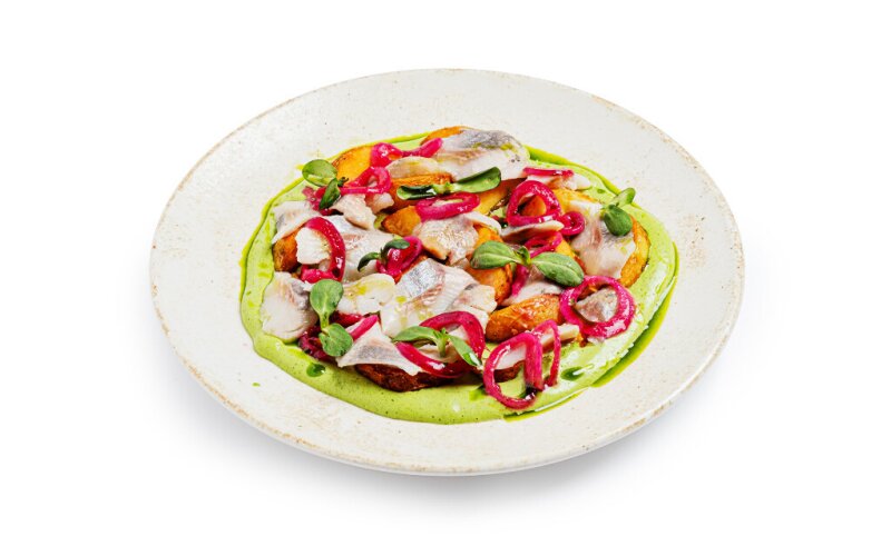 Сельдь с печеным картофелем, малиновым луком и провисной сметаной