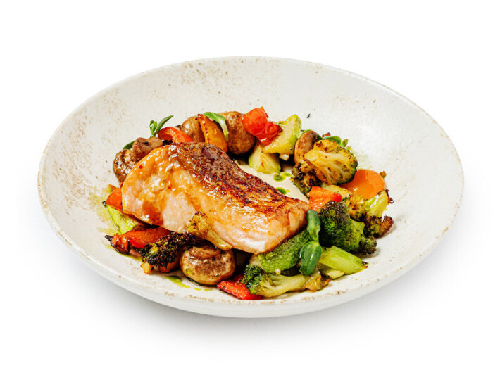 Стейк из лосося с печеными овощами