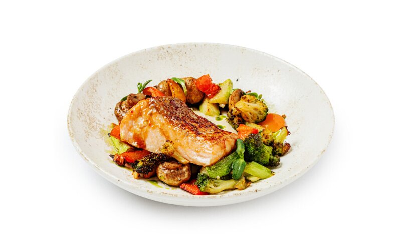 Стейк из лосося с печеными овощами
