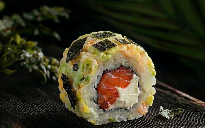 Ролл тар-тар с авокадо и креветками