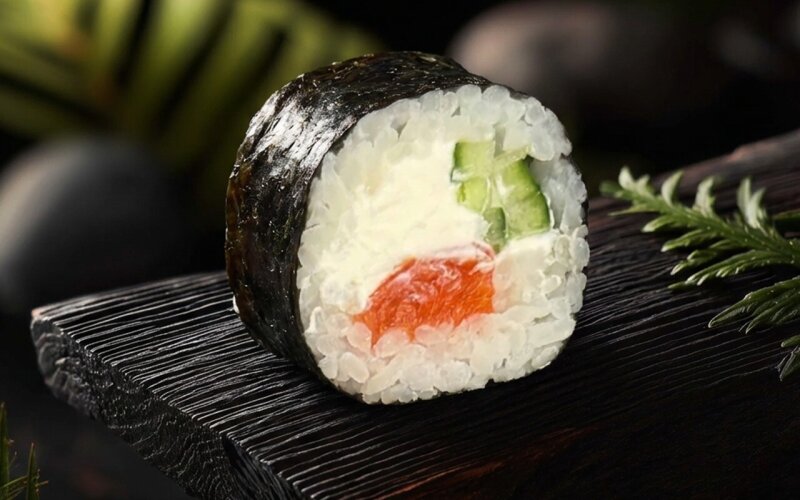 Ролл с лососем и огурцом