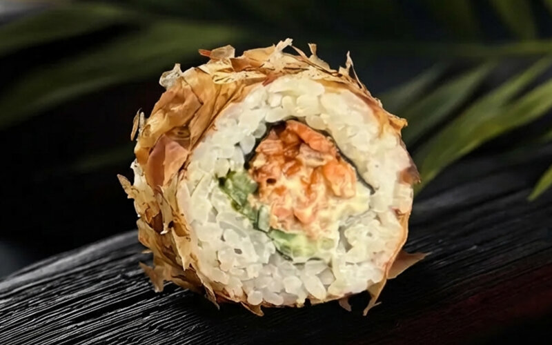 Ролл «Бонито с жаренным лососем»