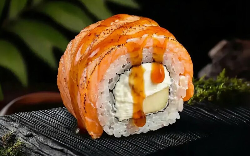 Ролл с опалённым лососем